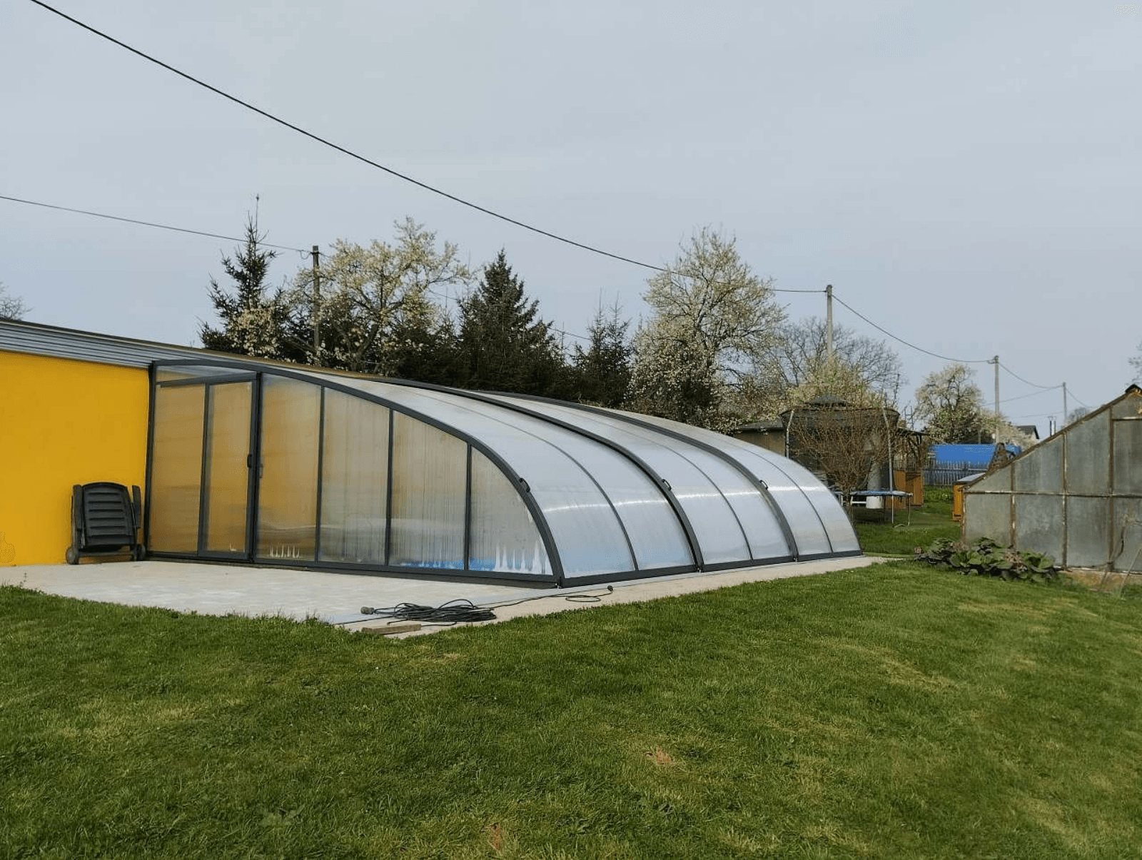 Zapuštěný bazén 3 × 6 m