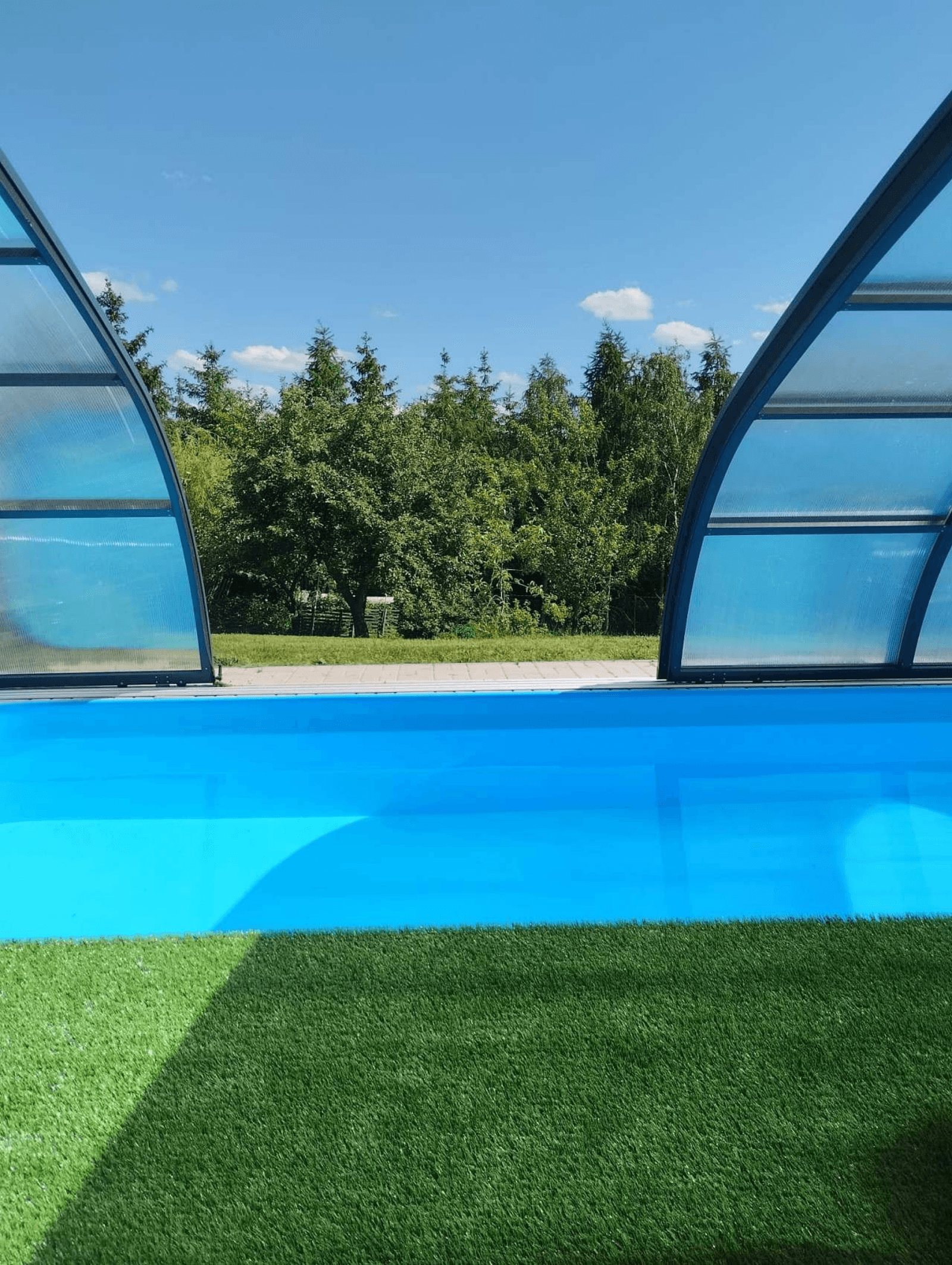 Zapuštěný bazén 3 × 6 m se zastřešením