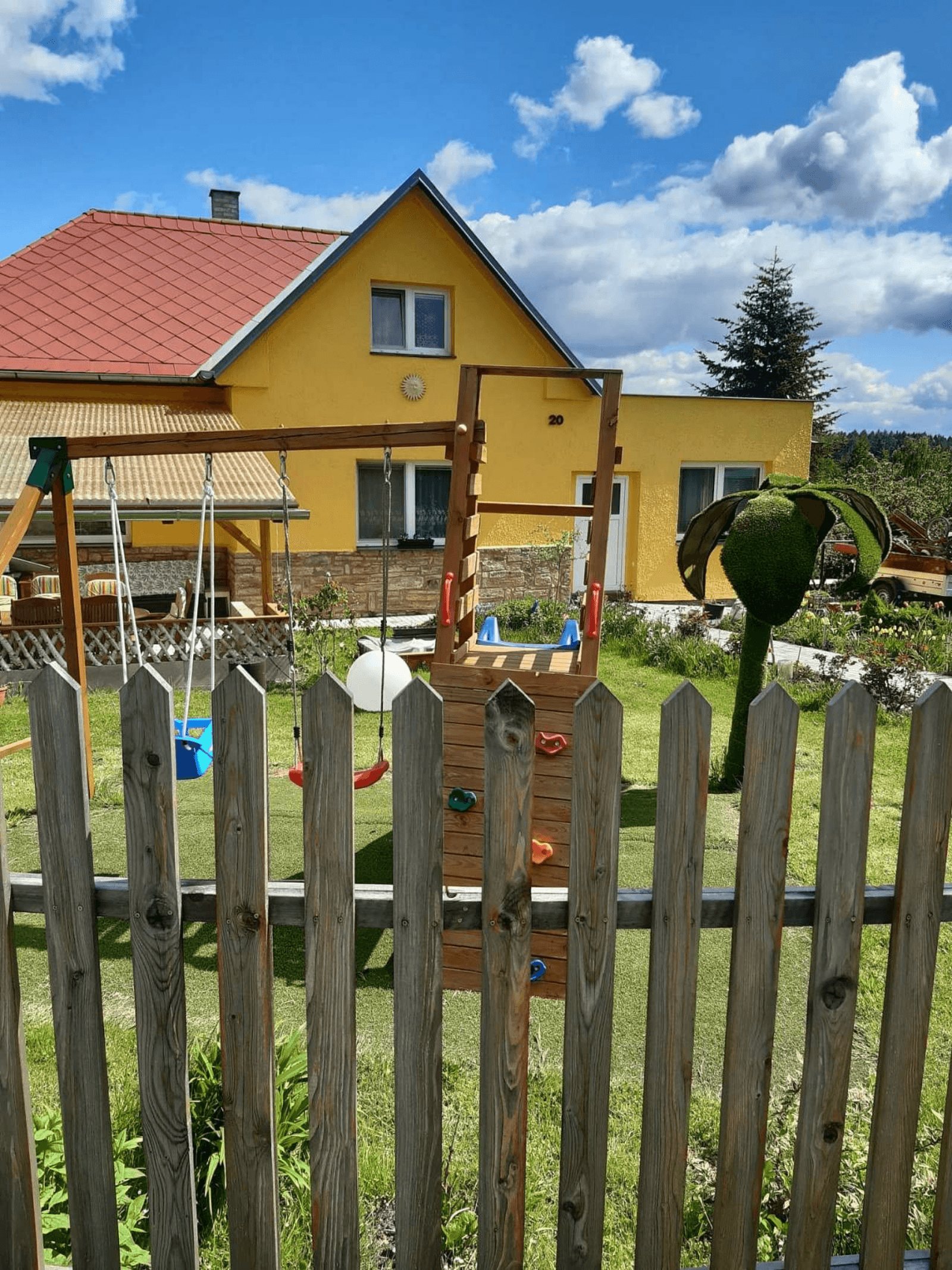 Dětské houpačky a pískoviště na zahradě