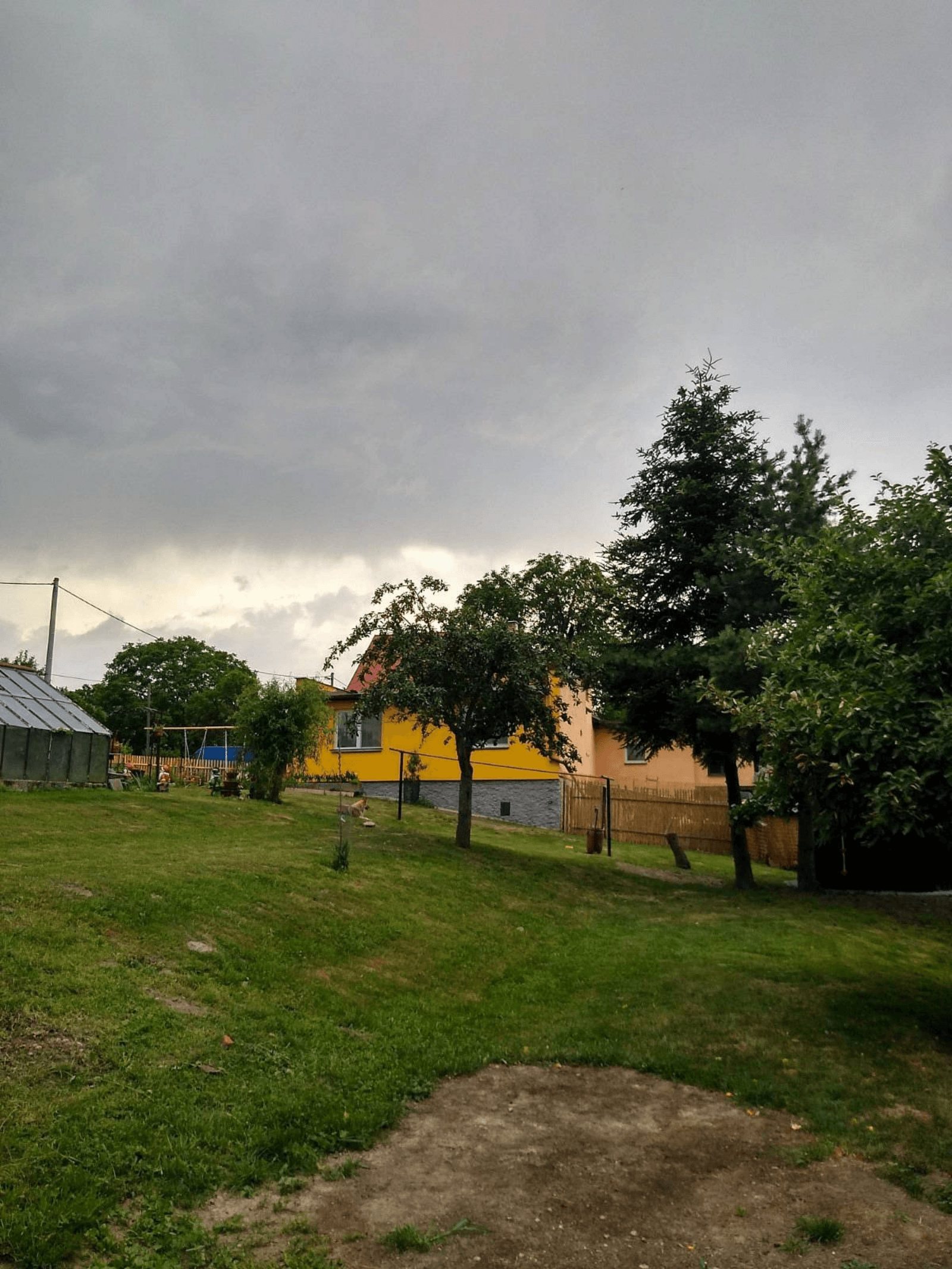 Pohled na chalupu ze zahrady