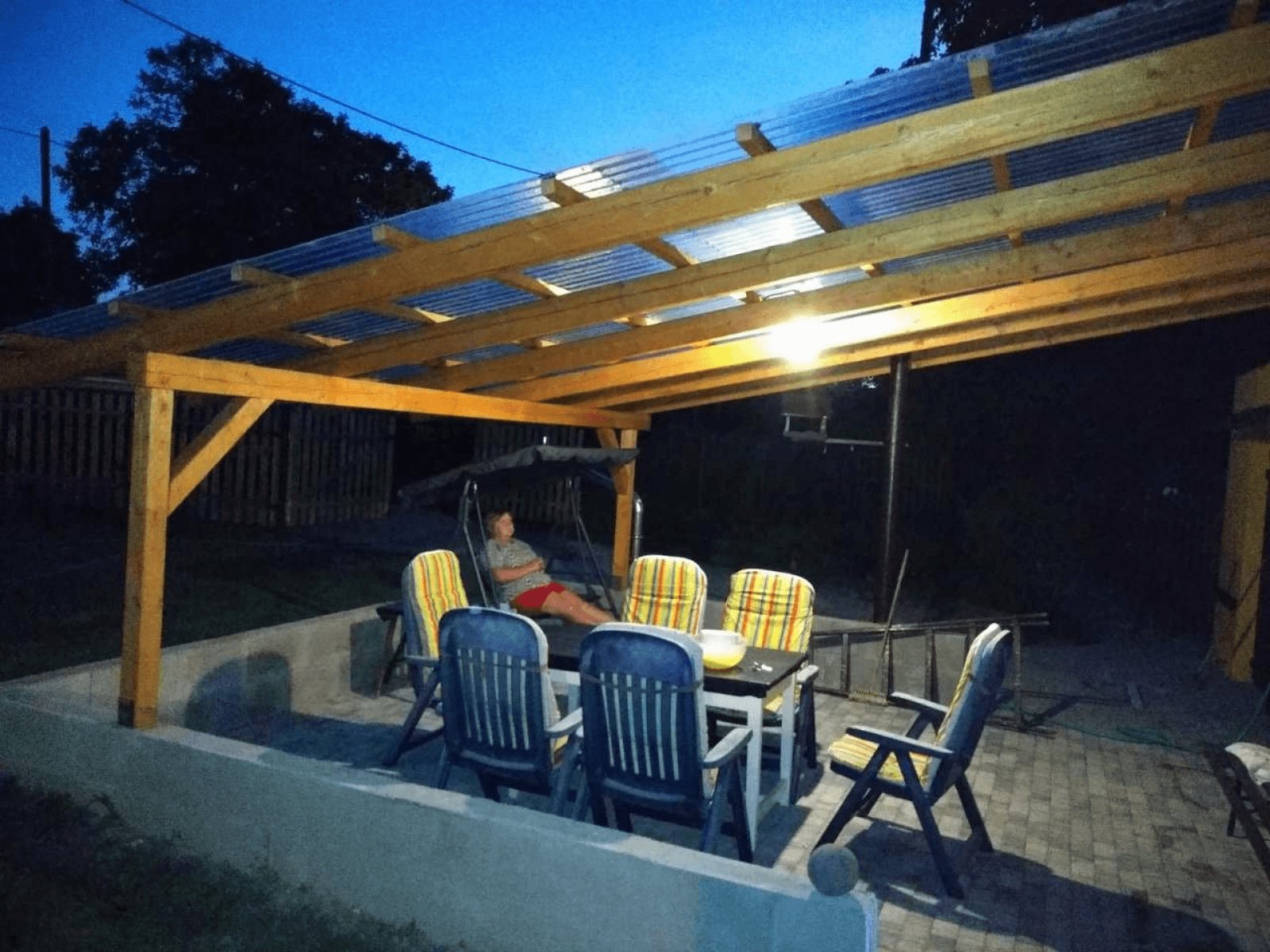 Zastřešené posezení před chalupou